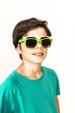 İki güneş gözlüklü genç çocuk