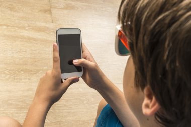 Bir akıllı telefon dokunmak çocuk