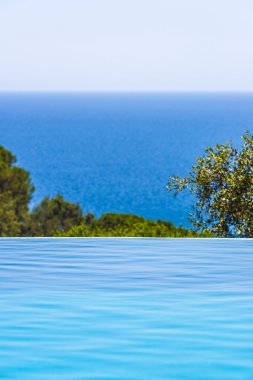 Sahne--dan bir Açık Yüzme Havuzu