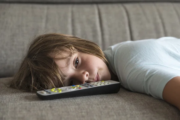 Televizyon izleyen küçük kız. 