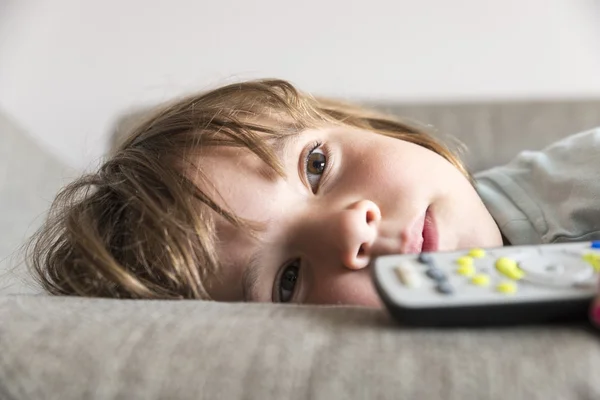 Kleines Mädchen vor dem Fernseher — Stockfoto