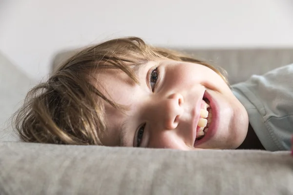 Ragazzina guardando la tv — Foto Stock