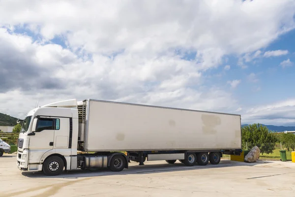 Vrachtwagen geparkeerd — Stockfoto