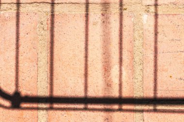 Bir kil döşeme üzerinde dikdörtgen çizgili gölgeler