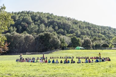 Çemberde çalışan çocuk