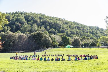 Çemberde çalışan çocuk