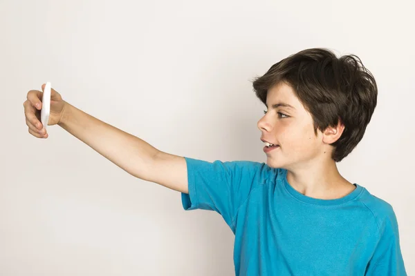 Młody chłopak podejmuje selfie — Zdjęcie stockowe