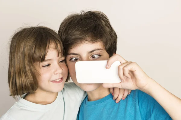 Glückliches Kind macht ein Selfie — Stockfoto