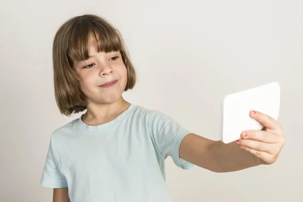 Pequeña niña tomar una selfie —  Fotos de Stock