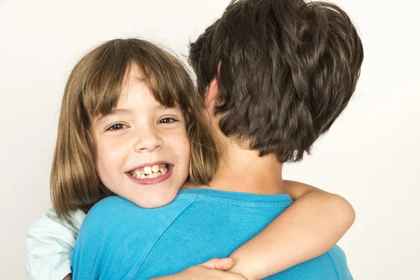 Crianças abraçando e sorrindo — Fotografia de Stock