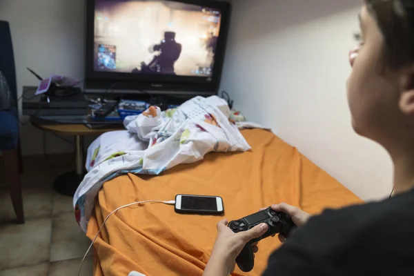 Menino jogando jogos de vídeo em casa — Fotografia de Stock