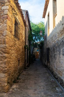 Peratallada, Girona, Katalonya, İspanya 'nın tipik köy evlerinin bulunduğu dar bir sokak.