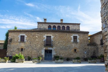 Peratallada, Girona, Katalonya, İspanya 'nın kırsal bir köyünün ön cephesi