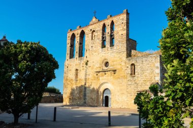 Peratallada, Girona, Katalonya, İspanya 'nın taşra köyündeki Aziz Esteve Kilisesi