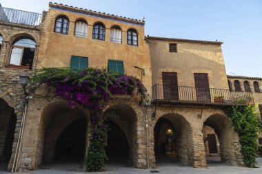 Peratallada, Girona, Katalonya, İspanya 'nın tipik köy evlerinin bulunduğu sokak