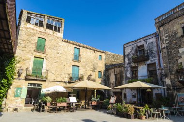 Peratallada, İspanya - 10 Temmuz 2025: Peratallada, Girona, Katalonya, İspanya 'nın kırsal kesimindeki barlı ve restoranlı tipik evler