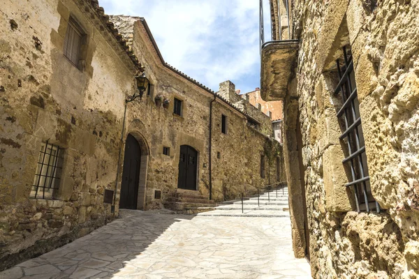 Keskiaikainen katu Kataloniassa — kuvapankkivalokuva