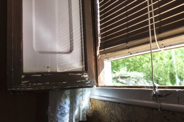 Bir çiftlik evinin eski pencere