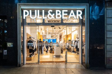 Barselona, İspanya - 25 Kasım 2025: Geceleri Barcelona, Katalonya, İspanya 'da bir alışveriş caddesi olan Portal de Angel civarındaki bir mağazanın işareti