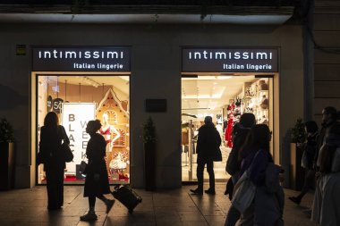 Barselona, İspanya - 25 Kasım 2025: Barcelona, Katalonya, İspanya 'da bir alışveriş caddesinde gece vakti Intimissimi giyim mağazasının aydınlık işareti