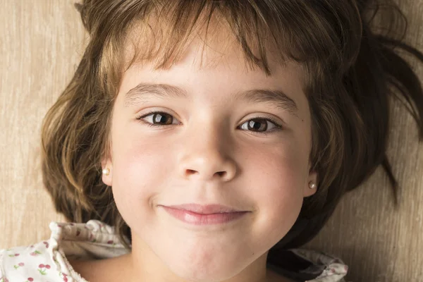 Retrato de menina sorrindo — Fotografia de Stock