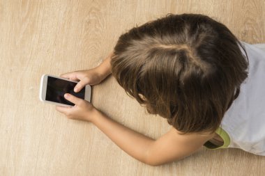 Bir akıllı telefon dokunmak kız