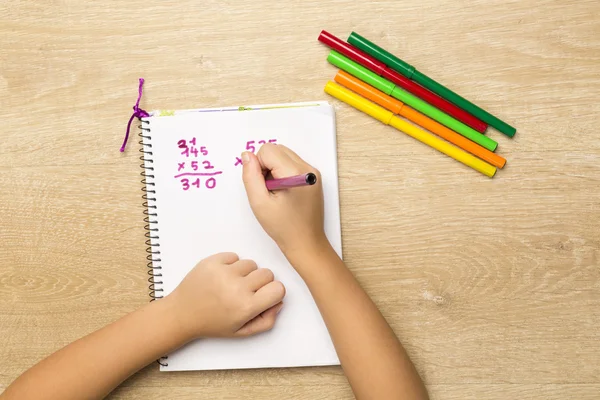 Klein meisje doet huiswerk — Stockfoto