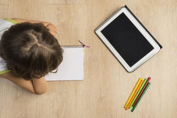 Little girl doing homework — Stock Photo, Image