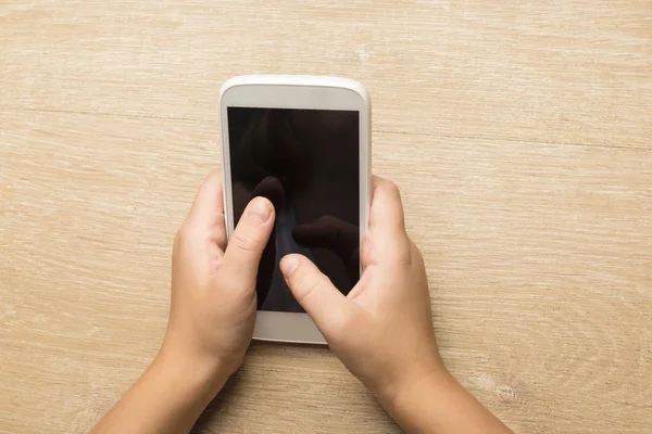 Chica tocando un teléfono inteligente —  Fotos de Stock