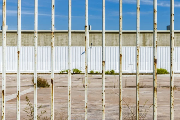 Fábrica abandonada cerrada — Foto de Stock