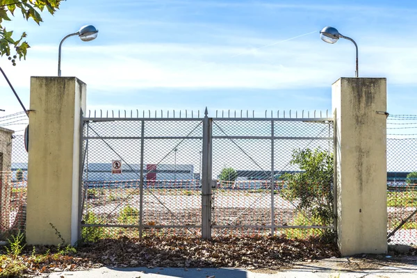 Fábrica abandonada cerrada — Foto de Stock