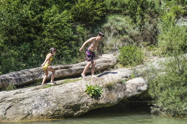 Çocuklar bir nehirde oynarken — Stok fotoğraf