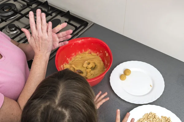 Famille préparant des bonbons dans la cuisine — Photo