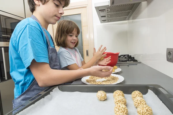 Familia preparando dulces en la cocina —  Fotos de Stock