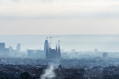 Barcelona panoramik manzaralarını sunan gündoğumu