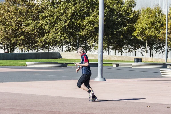 Senior kobiety uprawiania joggingu w Barcelonie — Zdjęcie stockowe