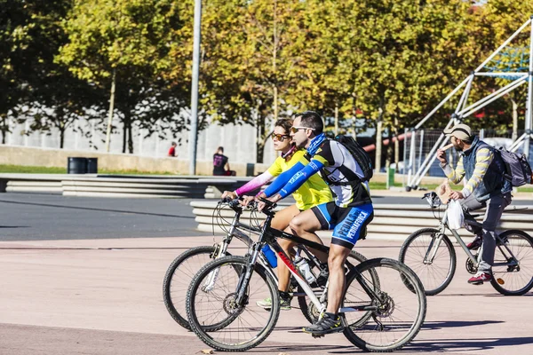 Paar radler in barcelona — Stockfoto