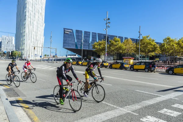 Grupo de ciclistas en Barcelona —  Fotos de Stock