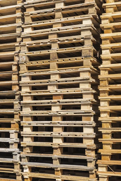 Un mucchio di pallet di legno — Foto Stock