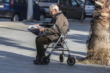 İhtiyar bir gazete okuyor