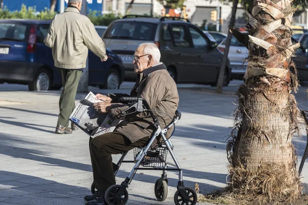 Alter Mann liest Zeitung — Stockfoto