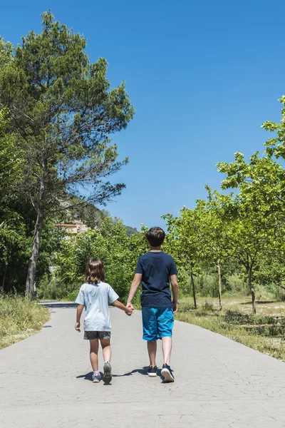 Niño y niña caminando —  Fotos de Stock