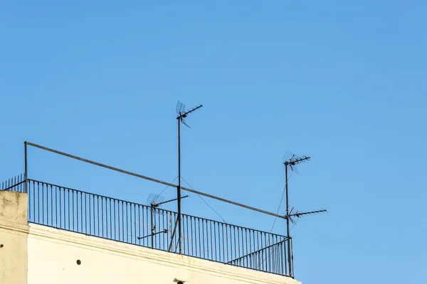 Vier Antennen auf einem Dach — Stockfoto
