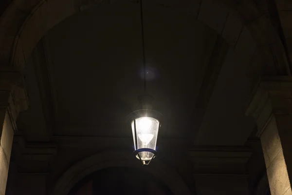 Лампапост освітлення вночі — стокове фото