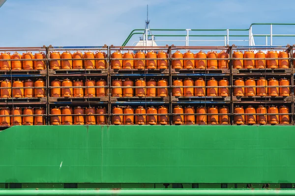 Бутановые цилиндры в лодке — стоковое фото