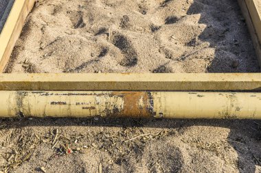 bir plaj kum üzerinde paslı demiryolu