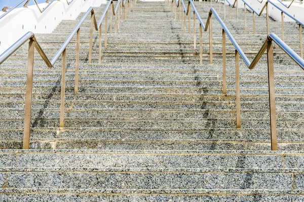 Mramorové schodiště s kovovým zábradlím — Stock fotografie
