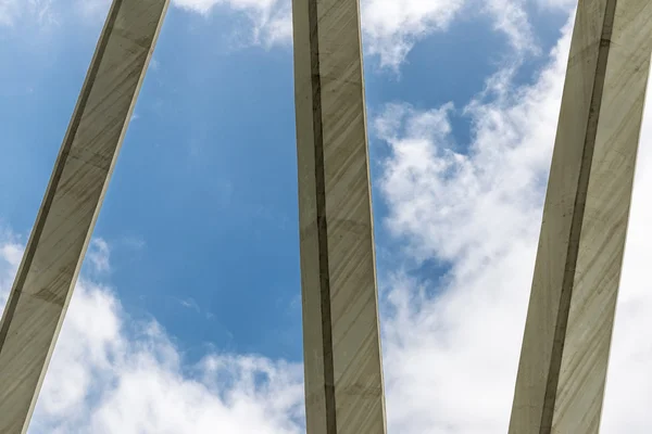 Abstração viga de concreto contra o céu — Fotografia de Stock