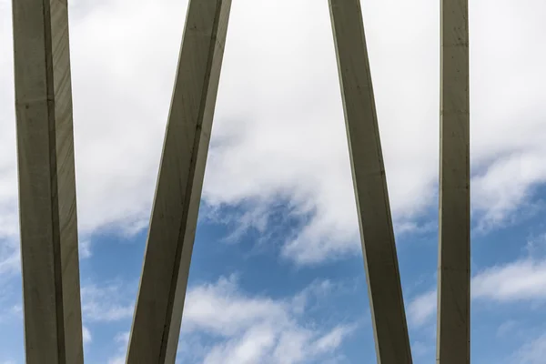 Abstrakce Betonový nosník proti obloze — Stock fotografie