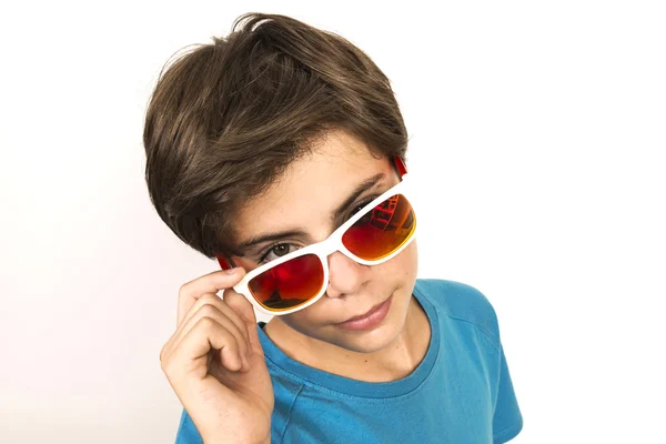 Güneş gözlüklü genç çocuk — Stok fotoğraf